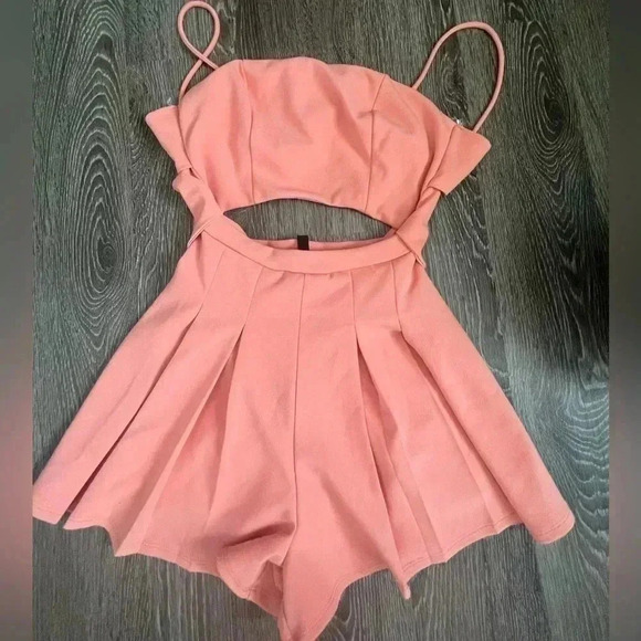 Windsor Tie Back Romper. NWT. Size Small - Picture 3 of 6